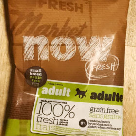 「ナウフレッシュ NOW FRESH スモールブリードアダルト」の感想<br>ドッグフードお試しセットで比較