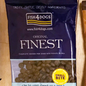 「フィッシュ4ドッグ FISH 4 DOGS　オーシャンホワイト　フィッシュ　小粒」ドッグフードを食べさせての感想